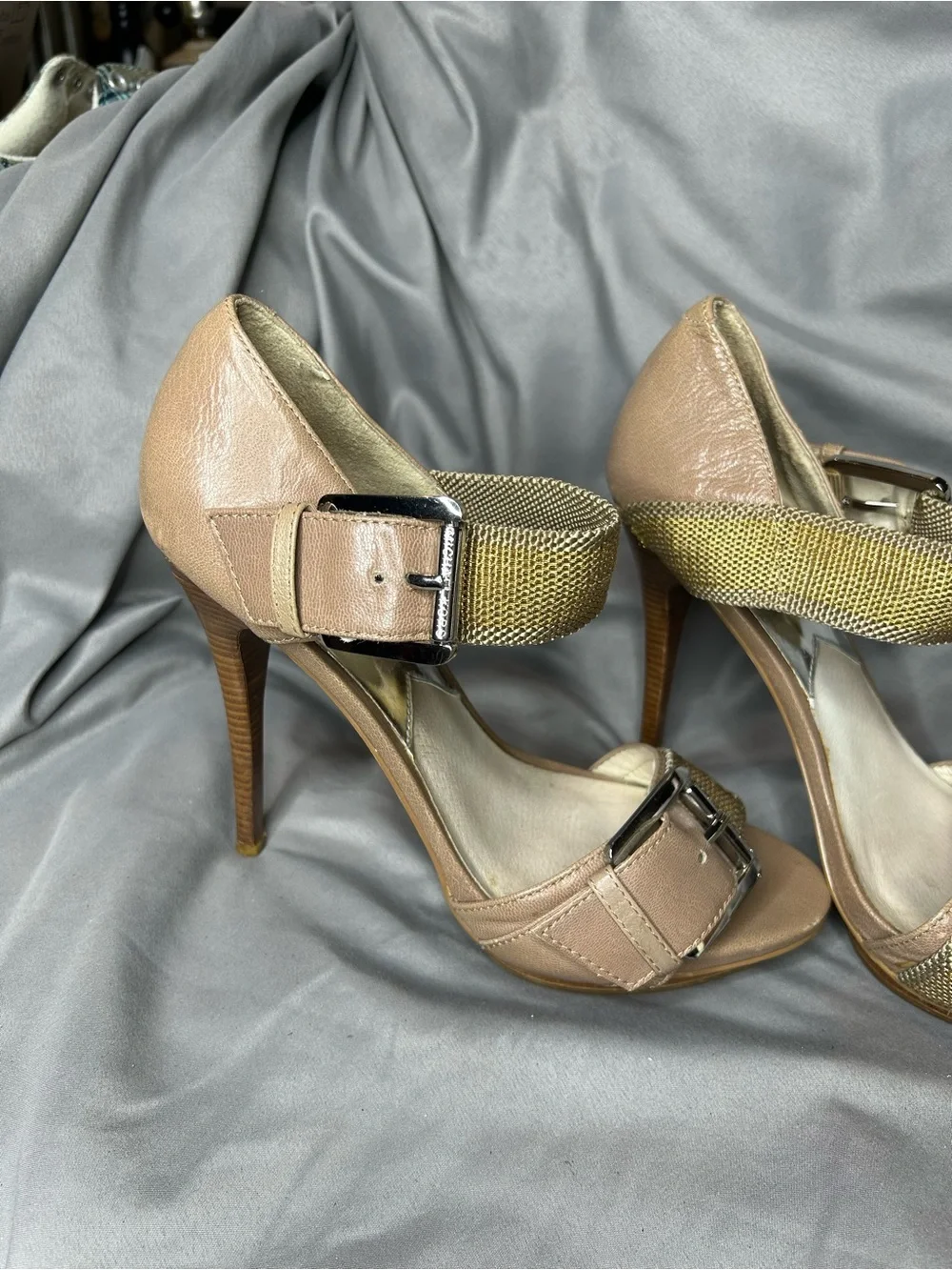 Michael Kors Faith Sandals Size 8.5 Taupe Leather and Metallic Gold Mesh Design